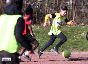 Jugendliche beim Fußball spielen
