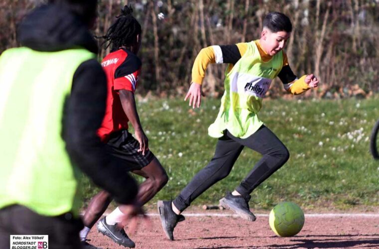 Jugendliche beim Fußball spielen