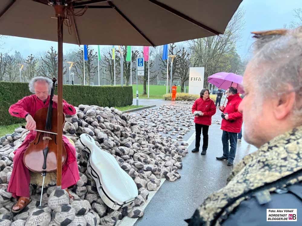 Ein Requiem für die Toten - Protestaktion gegen die tausenden Toten auf den Baustellen von Stadion, Hotels und In Infrastruktur für die WM in Katar.