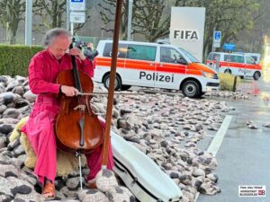 Ein Requiem für die Toten - Protestaktion gegen die tausenden Toten auf den Baustellen von Stadion, Hotels und In Infrastruktur für die WM in Katar.