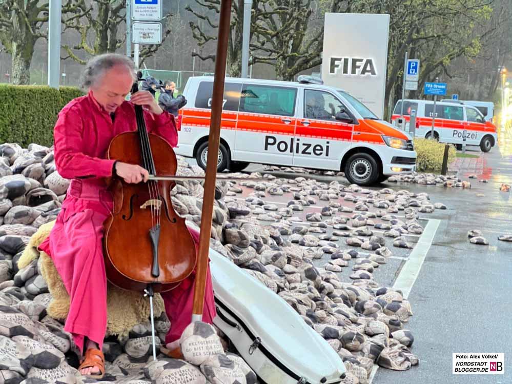 Cellisten Willem Schulz spielt ein Requiem für die Toten - Protestaktion gegen die tausenden Toten auf den Baustellen von Stadion, Hotels und In Infrastruktur für die WM in Katar.