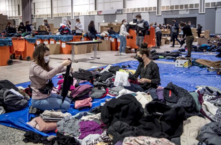 Das Sortieren der Spenden in der Westfalenhalle 1 ist ein riesiger Kraftakt für die ehrenamtlichen Helfer:innen.