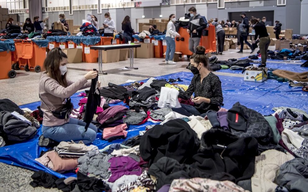 Das Sortieren der Spenden in der Westfalenhalle 1 ist ein riesiger Kraftakt für die ehrenamtlichen Helfer:innen.