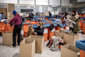 Das Sortieren der Spenden in der Westfalenhalle 1 ist ein riesiger Kraftakt für die ehrenamtlichen Helfer:innen.