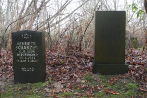 Grabsteine für Martha Schanzer, rechts, und ihre Schwester Henriette auf dem Hauptfriedhof