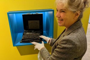 Dr. Andrea Zupancic mit der Schreibmaschine von Erich Grisar.