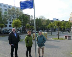 Das Quartiersmanagement Nordstadt organisiert mehrere Veranstaltungen auf dem Mehmet-Kubaşık-Platz (v. l.): Ulrich Finger (Grünflächenamt), Annette Kritzler (QM), Nicole Wilke (Hochschule vor Ort).