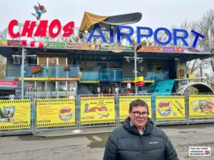 Organisator Patrick Arens freut sich, dass die Neuauflage der Osterkirmes nach zwei Jahren Corona-Pause starten kann.