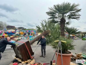 Feinschliff: Die Vorbereitungen für die 123. Dortmunder Osterkirmes laufen auf Hochtouren.