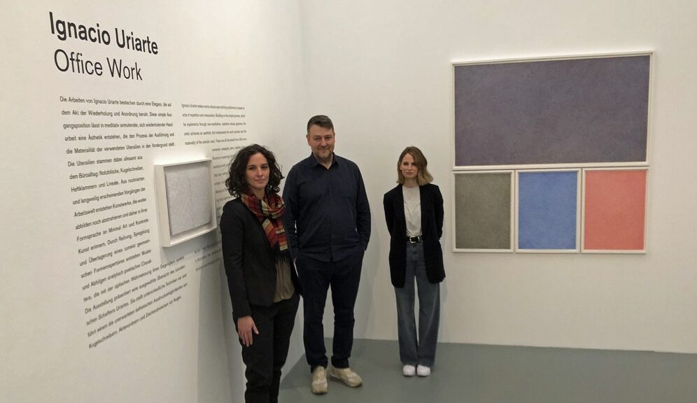 MO-Direktorin Dr. Florence Thurmes (li) und Kuratorin Natalie Çalkozan mit Ignacio Uriarte in der Ausstellung.
