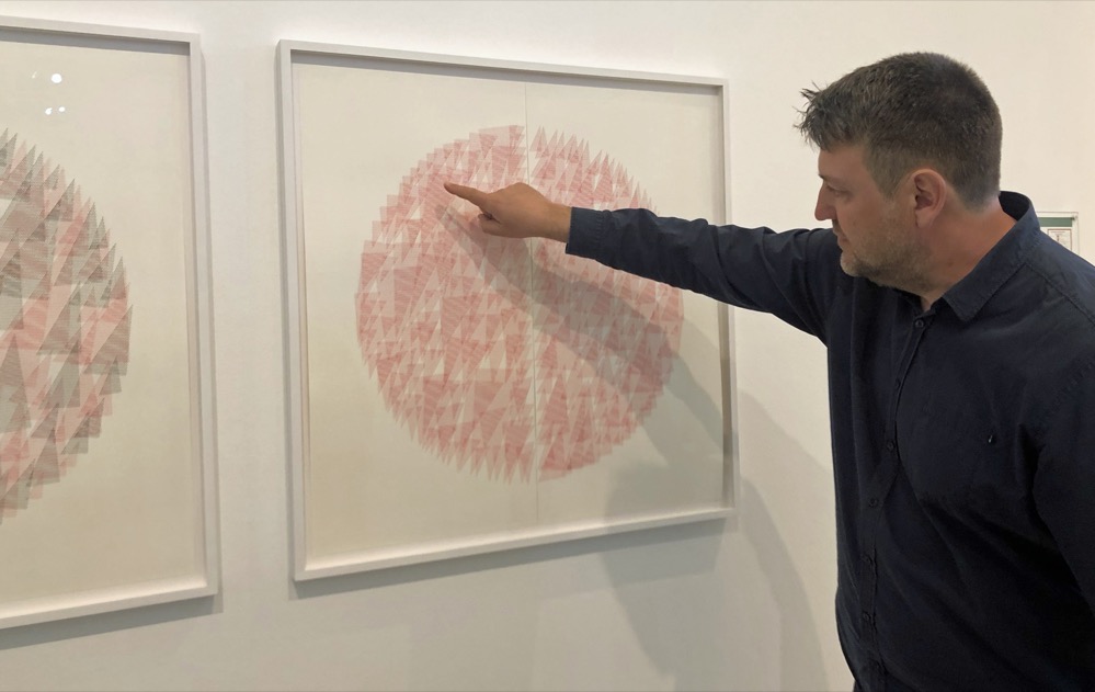 Ignacio Uriarte in seiner Ausstellung im „MO_Schaufenster“..