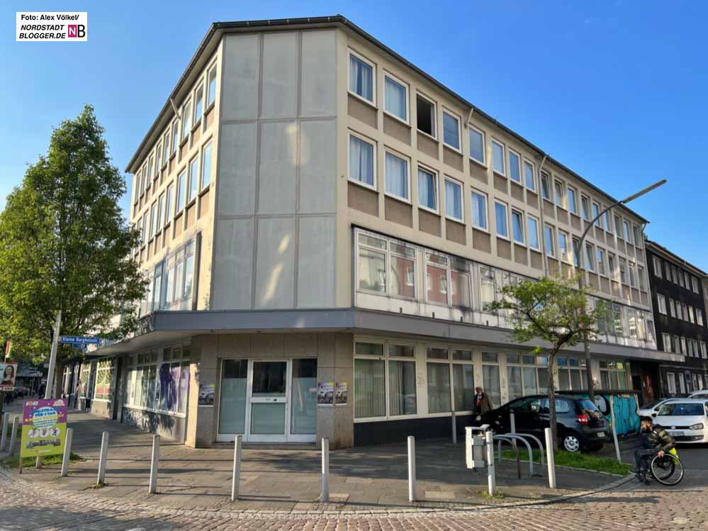 Die ehemalige Commerzbank - im ersten Leben ein Möbelhaus - soll zur Stadtteilbibliothek umgebaut werden.