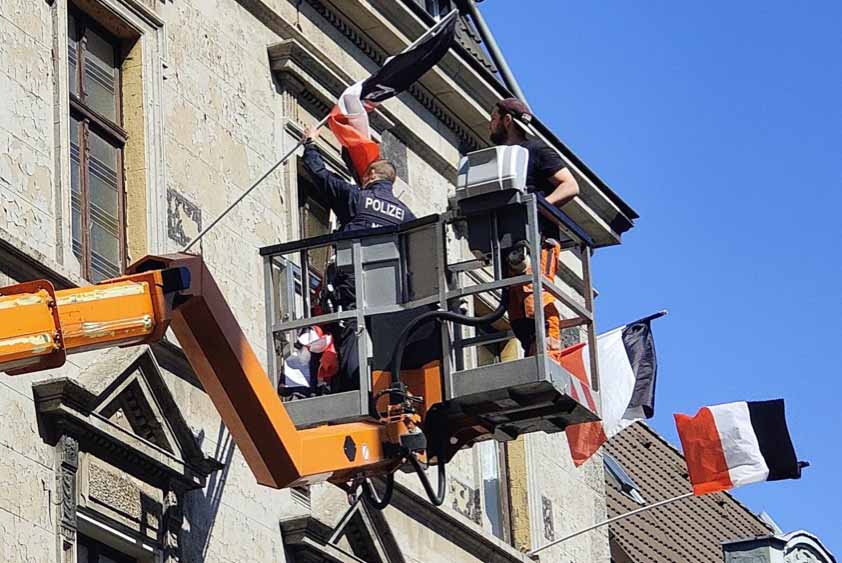 Insgesamt 14 Reichskriegsflaggen stellten Polizei und Ordnungsamt sicher.