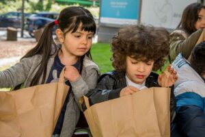 Lese-Maskottchen „Plappermaul“ überraschte die Kids zur Einweihung mit Lese-Tüten.