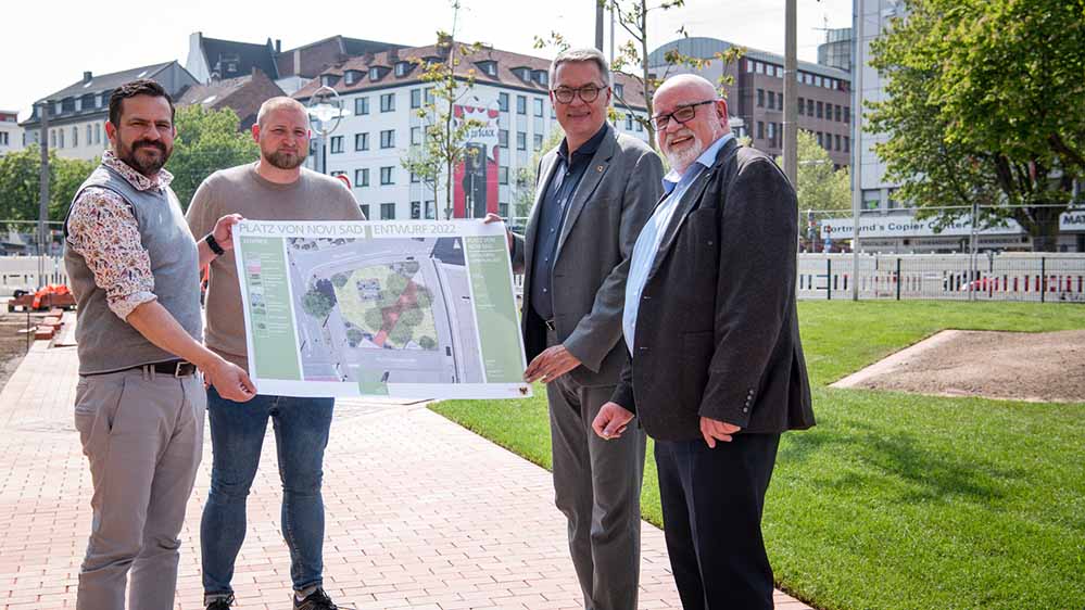 Heiko Just (stellv. Leiter Grünflächenamt), Sebastian Porzybot (Ausbildungsleiter Grünflächenamt), OB Thomas Westphal, Ullrich Finger (Leiter Grünflächenamt) beim Ortstermin.