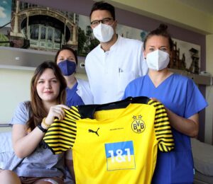 Yelyzaveta Baranova (links) mit einem Teil des Behandlungsteams der Klinik für Unfall-, Hand- und Wiederherstellungschirurgie.