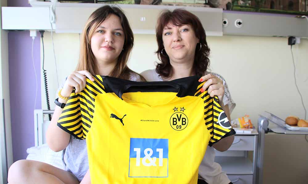 Yelyzaveta Baranova (links) mit ihrer Mutter (rechts) ist froh, dass ihr in Dortmund geholfen werden konnte.