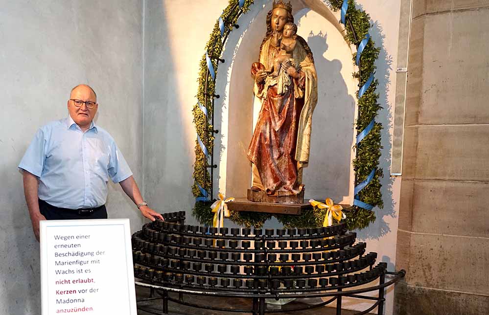 Die hölzerne Madonna mit Kind aus dem 15. Jahrhundert wurde in der Propsteikirche Dortmund erneut mutwillig mit Wachs verunreinigt. Propst Andreas Coersmeier kündigt eine Umstellung auf Lichter ohne Wachs an.