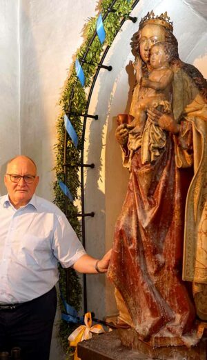 Die hölzerne Madonna mit Kind aus dem 15. Jahrhundert wurde in der Propsteikirche Dortmund erneut mutwillig mit Wachs verunreinigt. Propst Andreas Coersmeier kündigt eine Umstellung auf Lichter ohne Wachs an. 