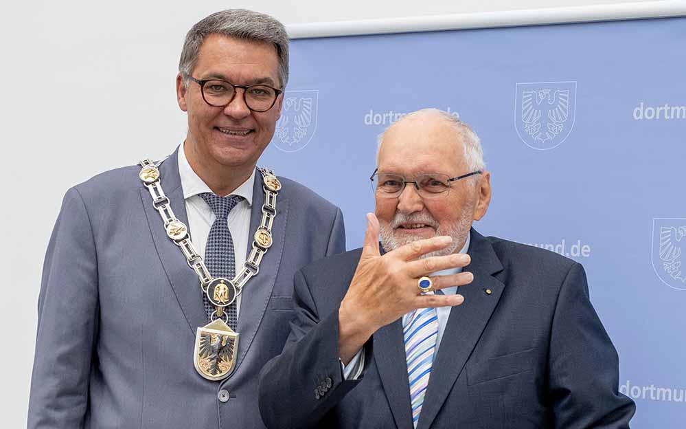 OB Thomas Westphal hat den Ehrenringes der Stadt Dortmund an Stadtdirektor a.D. Klaus Fehlemann verliehen.