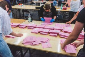 Stimmenauszählung im Briefwahlzentrum in den Westfalenhallen.