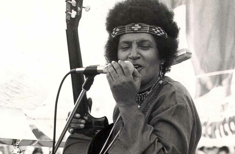 Fasia Jansen (1929–1997) war intensiv an den antifaschistischen, feministischen, friedensaktivistischen und gewerkschaftlichen Kämpfen sowie den Arbeitskämpfen ihrer Zeit beteiligt.