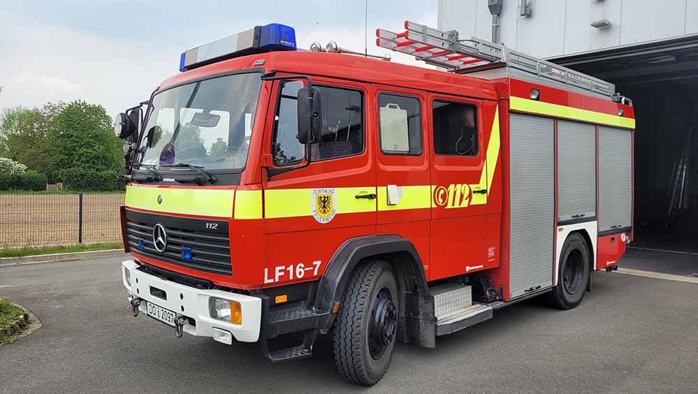 Das entwendete Fahrzeug vom Typ LF 16-7 steht jetzt dort, wo es einsatzbereit stehen muss: am Gerätehaus der Freiwilligen Feuerwehr Berghofen.
