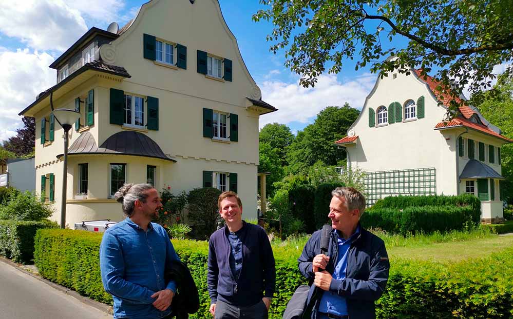 Rundgang (v.li.): Stefan Thabe (Leiter Stadtplanungs- u. Bauordnungsamt), Alexander Guttek (Farwick u. Grote) und Hendrik Gödecker (Untere Denkmalbehörde) in der Südlichen Gartenstadt.