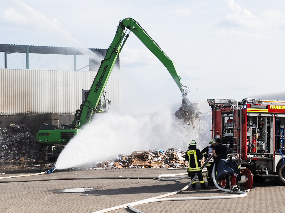 Nach dem die Flammen weitgehend unter Kontrolle waren, wurden die riesigen Haufen Altpapier mittels eines Baggers auseinandergezogen und abgelöscht. 