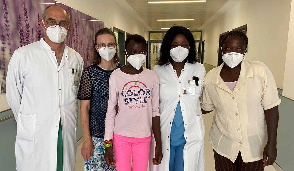 Prof. Dr. Markus Kohlhaas (Chefarzt der Klinik für Augenheilkunde), Anne Härter, Ivette Diatta, Jessica Lucie Epoupa (Assistenzärztin Klinik für Augenheilkunde), und Ivone Diatta.