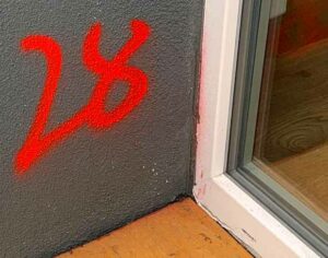 Die „28“ an der Hauswand - die Zahlenkombination steht für den zweiten und achten Buchstaben des Alphabets - „B+H“ ist das Kürzel für „Blood & Honour“ (Blut und Ehre), ein in Deutschland verbotenes Neonazi-Netzwerk. 