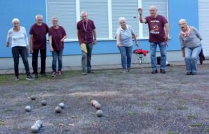 Die Boule-Abteilung der DJK Eintracht Scharnhost spielte jeden Montag um 16 Uhr auf dem Schulhof der Paul-Dohrmann-Schule. Jede:r ist eingeladen, mitzumachen und das kostenlos.