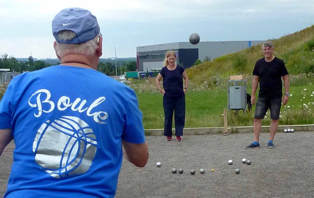 Die Boule-Abteilung der DJK Eintracht Scharnhost spielte jeden Montag um 16 Uhr auf dem Schulhof der Paul-Dohrmann-Schule. Jede:r ist eingeladen, mitzumachen und das kostenlos.