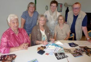 Haben zum Gespräch jede Menge Fotos und schriftliche Dokumente mitgebracht: (v.l.) Irene Wichert, Monika Weber, Regina Bonnekoh, Walpurgis Huth, Gabi Schlüter und Jürgen Schlüter.