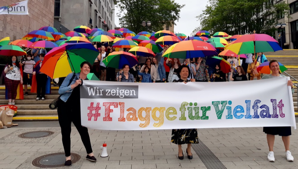 In Dortmund fand ein Regenbogen-Flashmob an den Katharinentreppen statt. Beteiligt waren das Sunrise, SCHLAU Dortmund, LEBEDO, aidshilfe dortmund, AWO und die Koordinierungsstelle für LSBTIQ*.