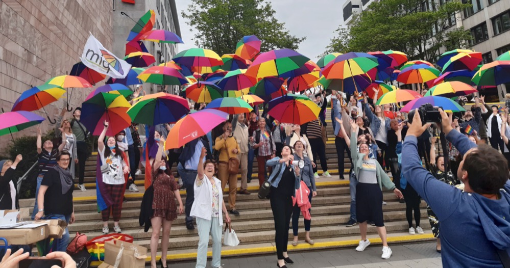 In Dortmund fand ein Regenbogen-Flashmob an den Katharinentreppen statt. Beteiligt waren das Sunrise, SCHLAU Dortmund, LEBEDO, aidshilfe dortmund, AWO und die Koordinierungsstelle für LSBTIQ*.