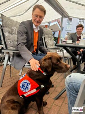„Hunde sind orientiert und brav, CDU-Politiker aber unorientiert und bissig“, kommentierte Lauterbach lachend
