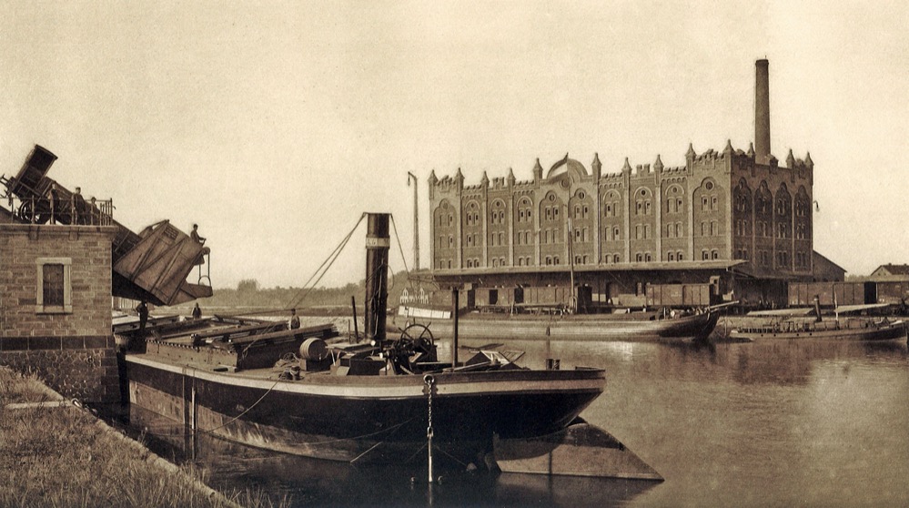 Kohlekipper mit der Dampfmühle der Fa. A. & W. Niemöller im Hintergrund (ca. 1910)