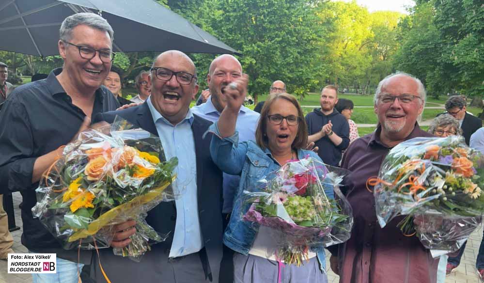 Am Ende konnte die Dortmunder SPD noch jubeln - alle vier Direktmandate wurden geholt. Thomas Westphal und Jens Peick gratulieren Volkan Baran, Anja Butschkau und Ralf Stoltze zum Einzug in den Landtag - und auch Nadja Lüders. Als SPD-Generalsekretärin war sie in Düsseldorf.