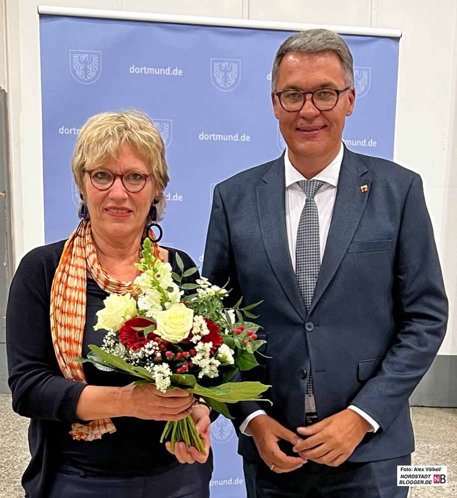 Blumen zum Abschied von OB Thomas Westphal gab es für Daniela Schneckenburger.