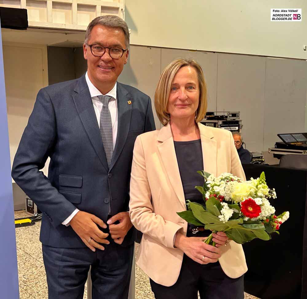 Blumen zur Wahl von OB Thomas Westphal gab es für Monika Nienaber-Willaredt.