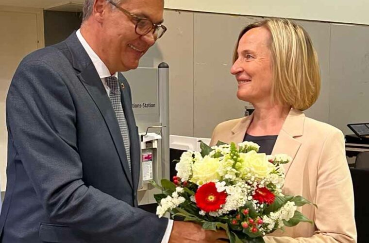 Blumen zur Wahl von OB Thomas Westphal gab es für Monika Nienaber-Willaredt.