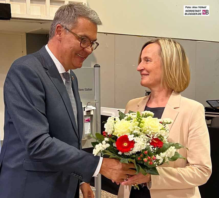 Blumen zur Wahl von OB Thomas Westphal gab es für Monika Nienaber-Willaredt.