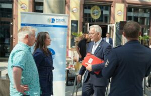 Andrea Wommelsdorf und Burkard Knöpker im Gespräch mit Dortmunds Polizeipräsident Gregor Lange.