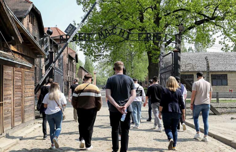 „Arbeit macht frei“ – das zynische Motto der Nazis empfing die Häftlinge an der Eingangsschranke zum Stammlager Auschwitz 1.