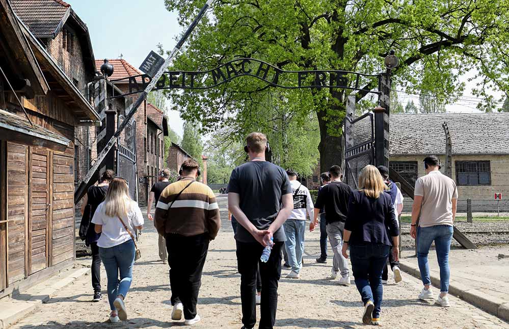 „Arbeit macht frei“ – das zynische Motto der Nazis empfing die Häftlinge an der Eingangsschranke zum Stammlager Auschwitz 1.