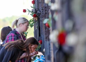 An der alten Rampe in Birkenau legte die Gruppe aus Dortmund im Gedenken an die Opfer rote Rosen nieder.