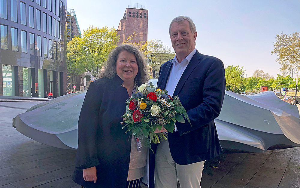 Verabschiedung von Dr. Rosemarie E. Pahlke durch Kulturdezernent Jörg Stüdemann vor dem „Chip“ auf dem Platz von Amiens.