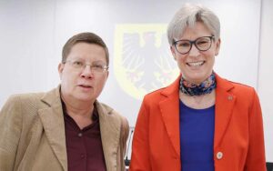 Sozialdezernentin Birgit Zoerner arbeitet Hand in Hand mit Dr. Regine Schmalhorst, Geschäftsführerin des Jobcenters in Dortmund.