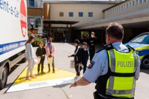 Die Polizei erläuterte die große Gefahr im „Toten Winkel“ anhand eines LKW.